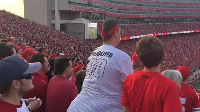 8 Potret Nyeleneh Orang saat Nonton Bola di Stadion Ini Kocak