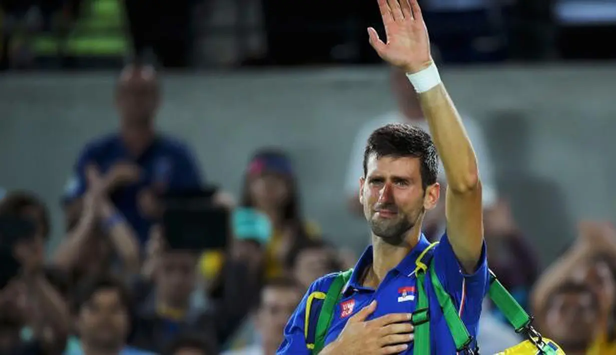 Petenis asal Serbia, Novak Djokovic menangis usai kalah dalam pertandingan tenis nomor tunggal putra Olimpiade Rio 2016, Olympic Tennis Centre-CC, Brasil, (8/8).Djokovic kalah dari petenis Argentina Juan Martin Del Potro. (REUTERS/Toby Melville)