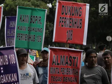 Aliansi Masyarakat Transportasi Nasional membawa spanduk mendukung Permenhub No 108 Tahun 2017 di Kementerian Perhubungan, Jakarta, Kamis (1/2). Mereka menyuarakan dukungan atas diterapkannya Permenhub terkait taksi online ini (Liputan6.com/Arya Manggala)