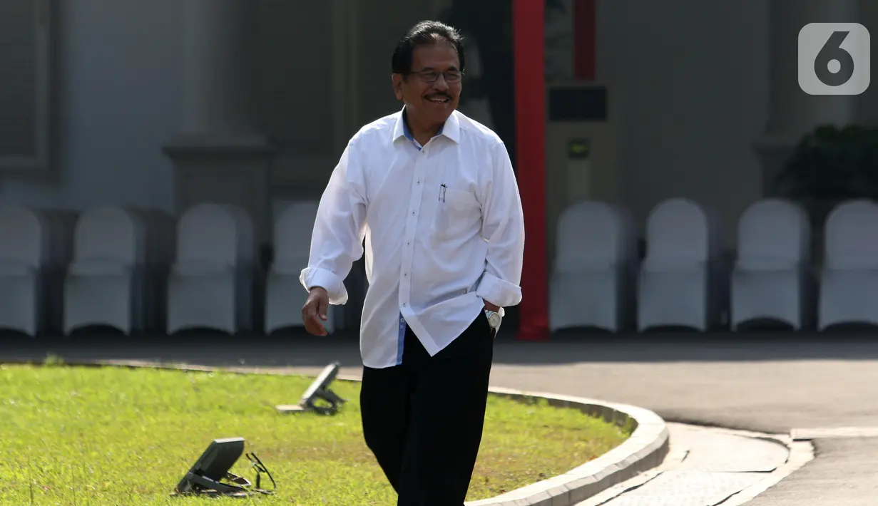 Menteri Agraria dan Tata Ruang Sofyan Djalil tiba di Istana, Jakarta, Selasa (22/10/2019). Sofyan melempar senyum kepada media jelang wawancara calon menteri Kabinet Kerja Jilid II bersama Presiden Joko Widodo. (Liputan6.com/Angga Yuniar)