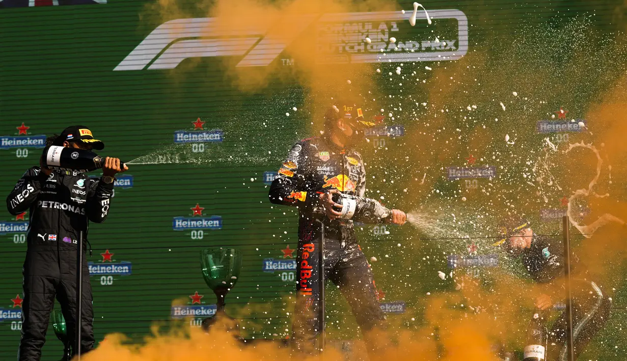 Dengan kemenangan ini maka pebalap berusia 23 tahun itu berhak memimpin klasemen F1 2021 usai mengumpulkan 224,5 poin unggul tiga poin dari Hamilton yang membuntuti di posisi kedua. (Foto: AP/Francisco Seco)