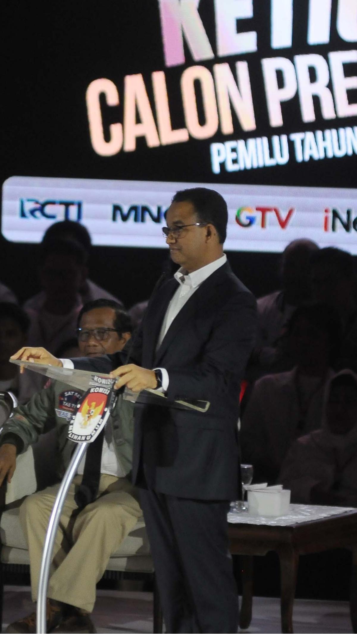 Mereka saling menyinggung. Terutama Anies, ia mengatakan soal kebobolan data di kementerian pertahanan. <br>