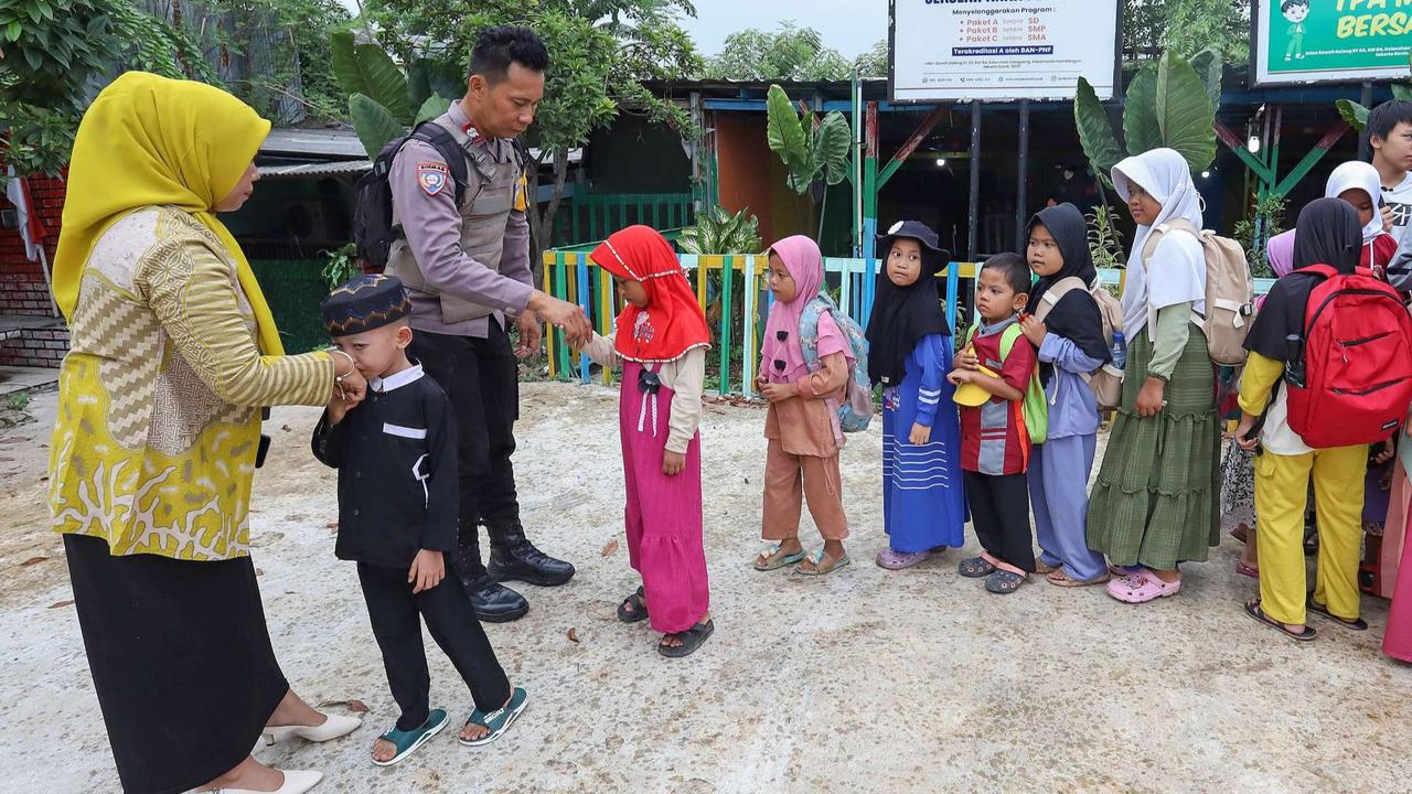 Sosok Aiptu Agus Riyanto, Polisi Inspiratif Dirikan Sekolah Gratis untuk Anak-Anak Pemulung di Sudut Jakarta