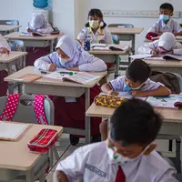 Sejumlah siswa mengikuti Pembelajaran Tatap Muka (PTM) di SDN 01 Pondok Labu, Jakarta, Senin (3/1/2022). Pemprov DKI Jakarta menggelar pembelajaran tatap muka (PTM) setiap hari dengan jumlah siswa setiap kelas mencapai 100 persen dari kapasitas. (Liputan6.com/Faizal Fanani)