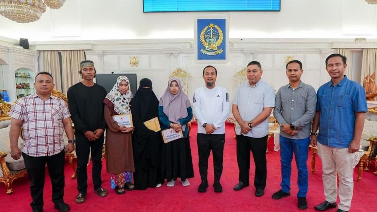 Gubernur Sulsel Serahkan Bantuan Korban Kapal Tenggelam Pangkep, Jamin Beasiswa Anak