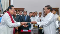 Mahinda Rajapakse (kiri) diangkat sebagai PM Sri Lanka oleh Presiden Maithripala Sirisena (Photo: Handout/ Sri Lankan President Media / AFP)