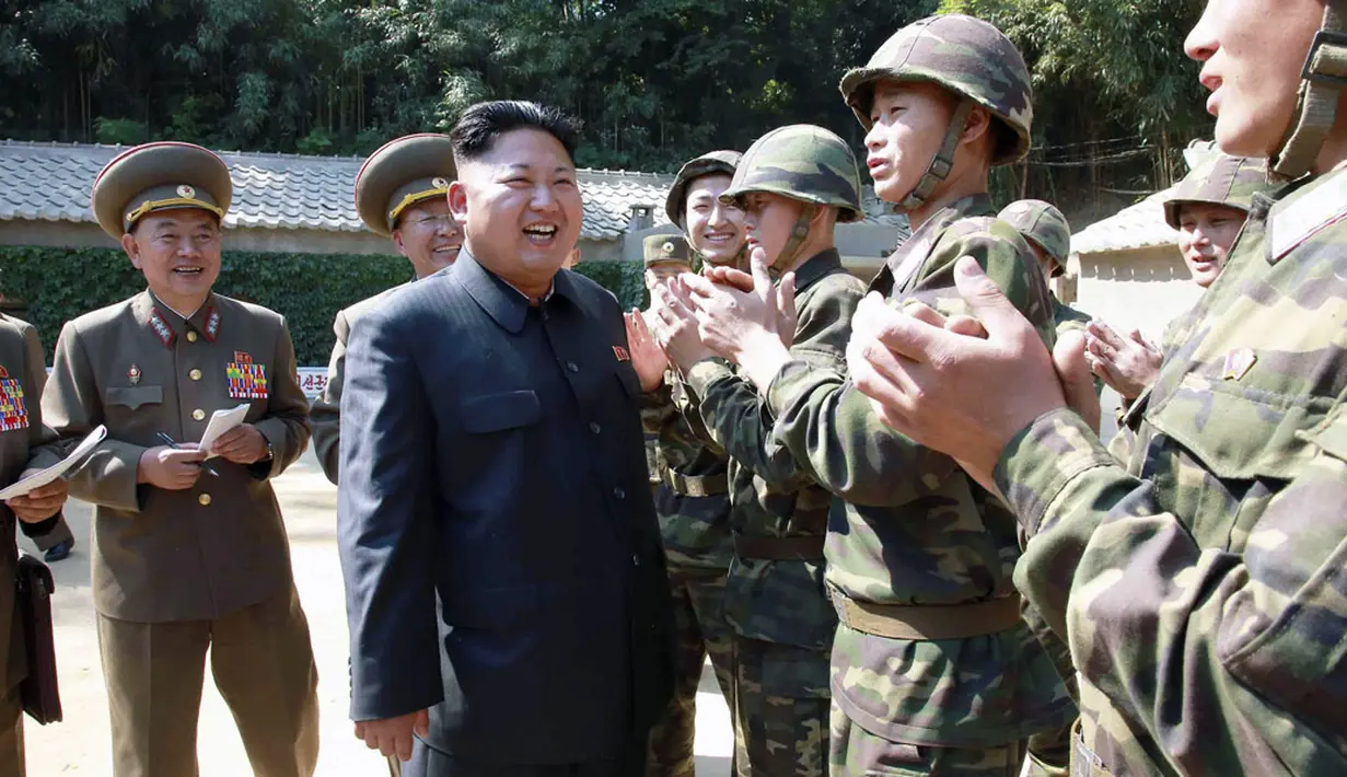 Kedatangan Pemimpin Korea Utara, Kim Jong Un (tengah) disambut hangat anggota polisi sipil di bawah KPA Satuan 171 yang berjaga di garis terdepan, (15/7/2014). (REUTERS/KCNA)