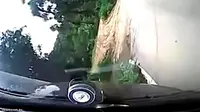[VIDEO] Mobil Terguling di Jalan Layang Tanah Abang, Sopir Lecet