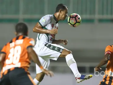 Aksi pemain PS TNI, Sansan Husaeni (tengah) menyundul bola melewati adangan para pemain Perseru Serui pada laga Liga 1 2017 di Stadion Pakansari, Bogor, MInggu (18/6/2017). PS TNI menang 1-0. (Bola.com/Nicklas Hanoatubun)