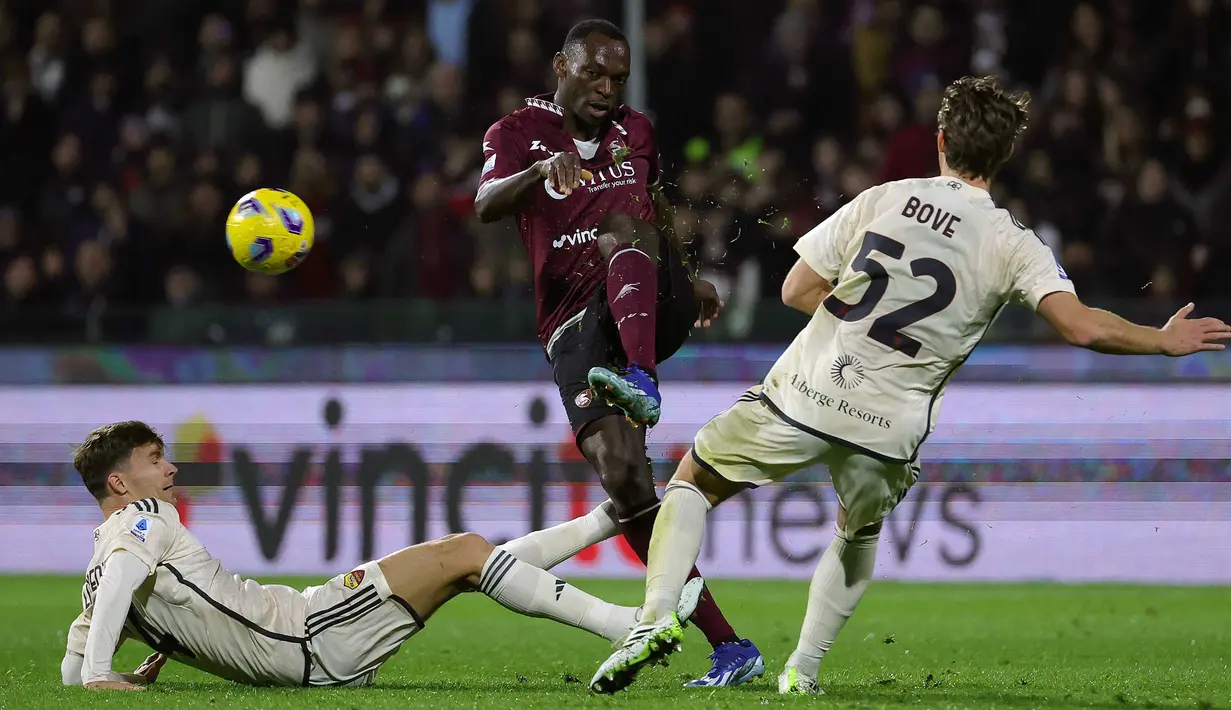 Berhadapan dengan Salernitana, AS Roma tampil dominan dan unggul dalam penguasaan bola di lapangan. (Alessandro Garofalo/LaPresse via AP)