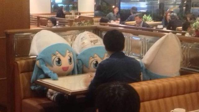 6 Tingkah Imajinatif Wibu Makan Bareng Karakter Anime, Bikin Senyum