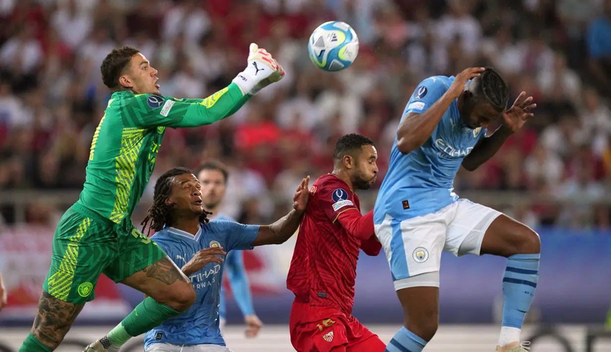 Manchester City berhasil menambah deretan gelar fantastis mereka usai menang 5-4 atas Sevilla lewat adu penalti pada laga final Piala Super Eropa. Duel harus dilanjutkan penalti setelah kedua tim bermain imbang 1-1 di waktu normal. (AP Photo/Petros Giannakouris)