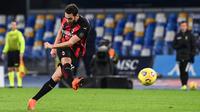 Gelandang AC Milan Hakan Calhanoglu menendang bola saat bertanding melawan Napoli pada pertandingan Liga Serie A Italia di stadion San Paolo di Naples pada 22 November 2020. (AFP/Andreas Solaro)