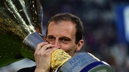  Pelatih Juventus, Massimiliano Allegri dengan bangga mencium sucudetto yang sukses diraihnya (AFP PHOTO / GIUSEPPE CACACE)