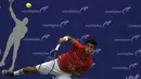 Ganda Putra Indonesia, M Rifqi, memukul bola saat melawani ganda India pada laga Combiphar Tennis Open 2019 di Hotel Sultan, Jakarta, Kamis (8/8). Rifqi/Anthony kalah 5-7 dan 1-6. (Bola.com/YoppyRenato)