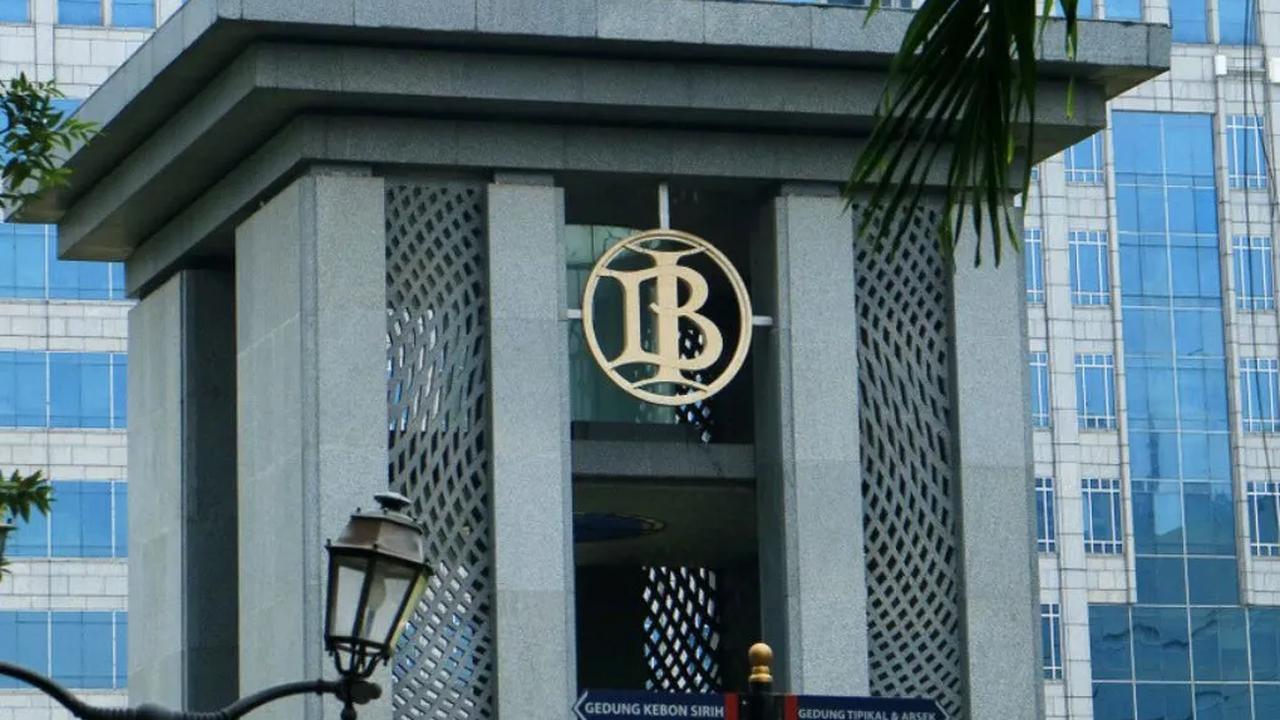 Dewan Moneter diketuai Menteri Keuangan dengan anggota Gubernur BI dan Menteri Perdagangan.