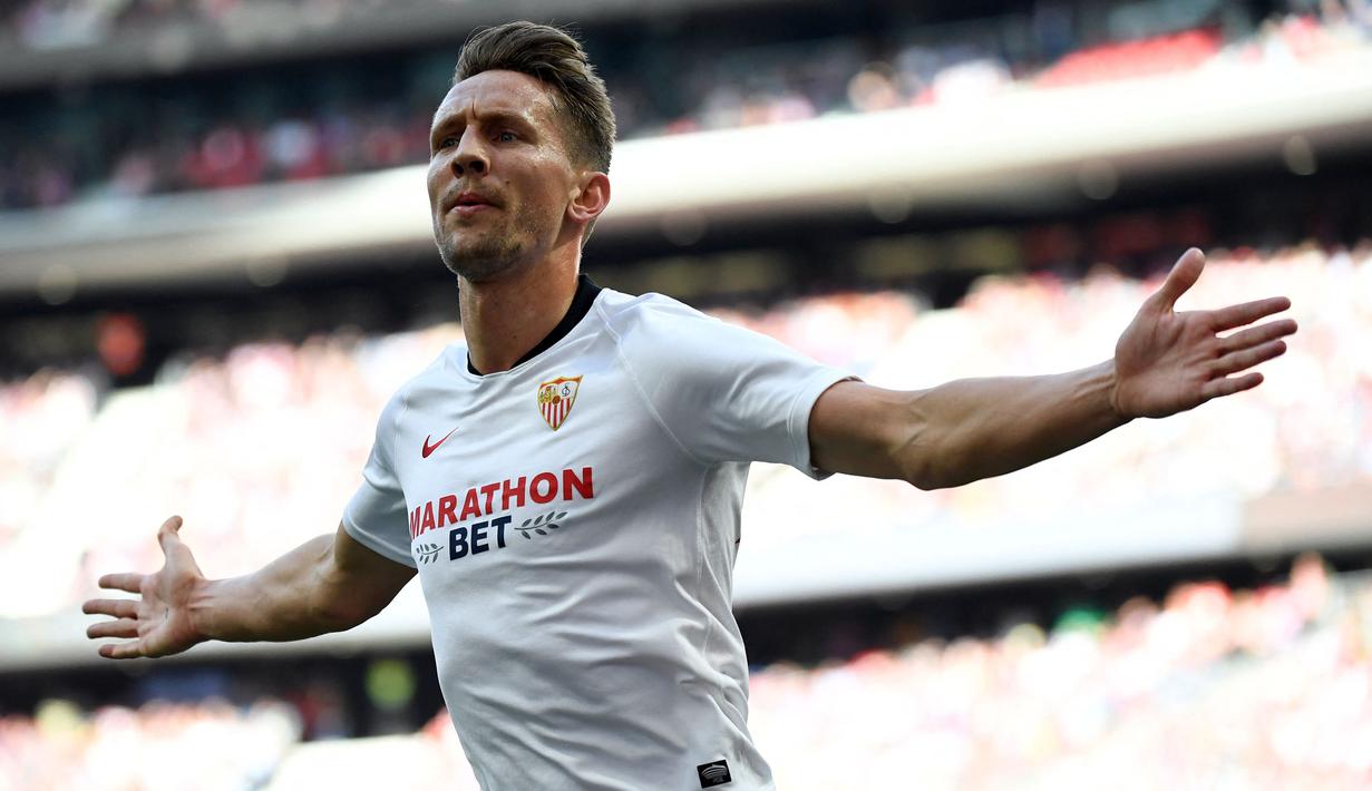 Barcelona mengumumkan kedatangan Luuk de Jong pada deadline day bursa transfer. Ia didatangkan dari Sevilla dengan status pinjaman menggantikan Griezmann. Hal tersebut dilakukan Barca untuk mempertahankan lini serangnya walau sedang didera masalah keuangan. (Foto: AFP/Pierre-Philippe Marcou)