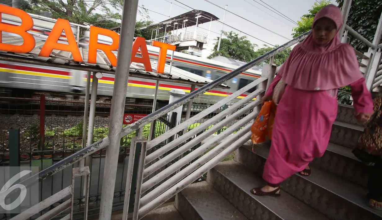 Warga menuruni tangga Jembatan Penyeberangan Orang di Tanjung Barat, Jakarta, Jumat (11/11). Buruknya desain menyebabkan JPO tersebut tidak tersambung, sehingga warga harus membeli tiket kereta jika ingin menyeberang. (Liputan6.com/Immanuel Antonius)