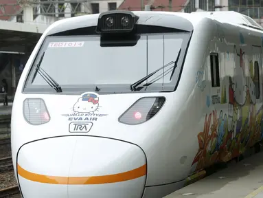 Kereta Taroko Ekspres yang bertemakan Hello Kitty terlihat di sebuah stasiun di Taipei, Taiwan, Senin (21/3). Kereta tersebut akan melakukan perjalanan perdananya dari Taipe ke Taitung. (REUTERS/Tyrone Siu)