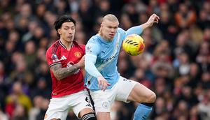 Bek Manchester United, Lisandro Martinez, membuat Erling Haaland tak berkutik saat timnya menang 2-0 atas Manchester City pada laga pekan ke-22 Premier League musim ini di Old Trafford, Sabtu (17/01/2026) malam WIB. (AP Photo/Dave Thompson)