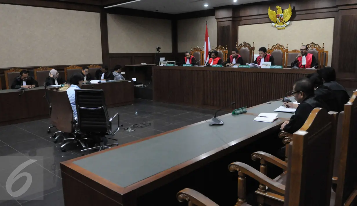 Xaveriandy Sutanto dan Memi saat mengikuti sidang vonis di Pengadilan Tipikor Jakarta, Rabu (4/1). Selain hukuman penjara masing-masing ditambah denda Rp50 juta subsider 3 bulan kurungan. (Liputan6.com/Helmi Afandi)