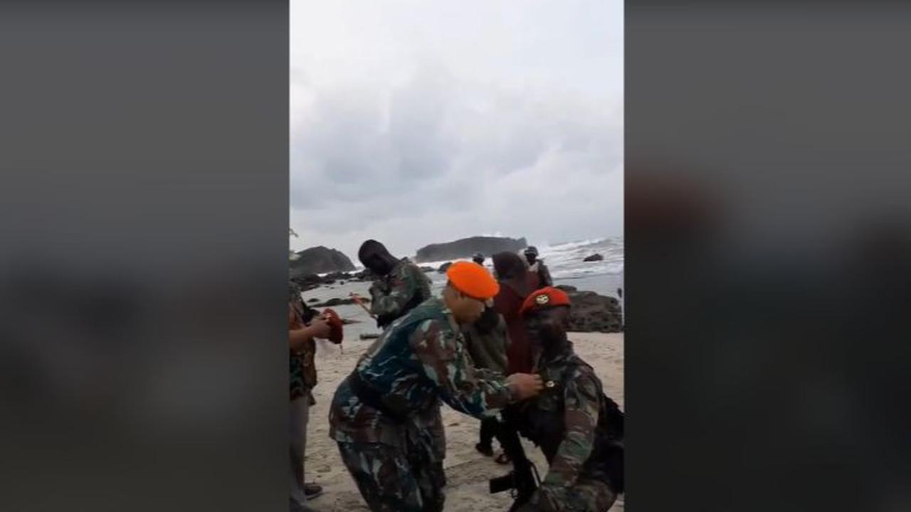 Ayah Kopasgat ini juga terlihat memasangkan Brevet komando Kopassus kepada sang anak.  <br>
