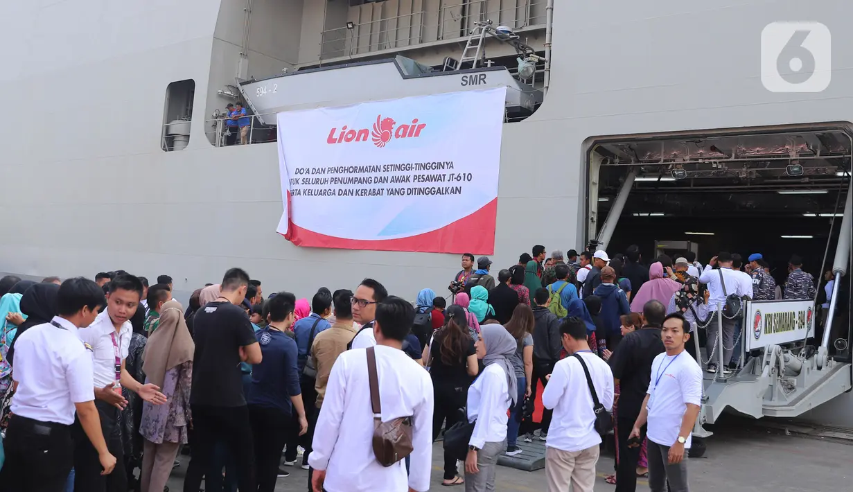 Anggota keluarga korban jatuhnya pesawat Lion Air JT 610 menaiki kapal KRI Semarang 594 di Dermaga JICT 2 Tanjung Priok, Jakarta, Selasa (29/10/2019). Mengenang setahun jatuhnya pesawat rute Jakarta-Pangkal Pinang itu, mereka melakukan tabur bunga di perairan Karawang. (Liputan6.com/Herman Zakharia)