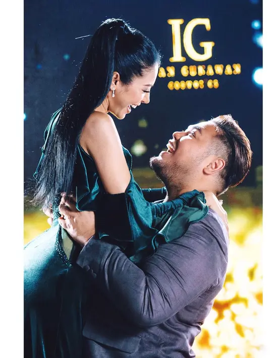 Senyum ceria Ivan dan perempuan yang dinobatkan sebagai Miss Grand Thailand 2016. Ivan terlihat mengangkat tubuh Faye. (Instagram/ivan_gunawan)