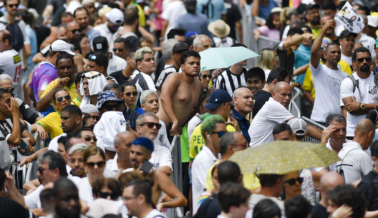 Antrean warga mengular panjang hingga ke luar stadion demi memberi penghormatan terakhir kepada sang legenda. (AP Photo/Matias Delacroix)