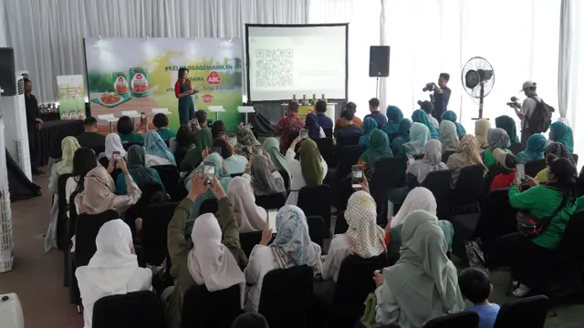 Peserta cooking class di Konferensi Pers Parent Session #KeluargaGemarIkanBersamaABC & Peluncuran Serial Edukasi Masyarakat Bersama ABC, Lenteng Agung, Jakarta Selatan, Kamis, 19 Oktober 2023.