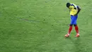 Walter Ayovi (Ekuador), menutupi wajahnya usai bermain imbang kontra Perancis dan gagal membawa Ekuador lolos ke babak 16 besar Piala Dunia 2014, Brasil, (26/6/2014). (REUTERS/Ricardo Moraes)