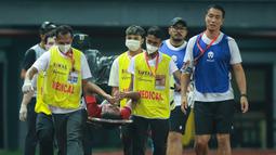 Marselino Ferdinan kemudian digantikan oleh Muhammad Ferrari sebelum babak pertama selesai. (Bola.com/Bagaskara Lazuardi)