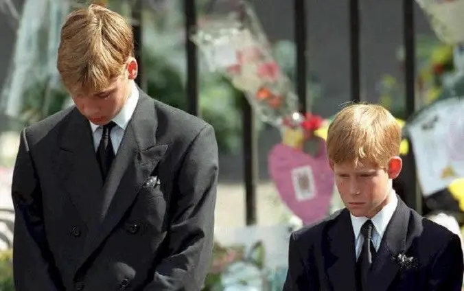 Pangeran William dan Pangeran Harry berkabung atas kehilangan ibu mereka Putri Diana saat proses pemakaman (AFP)