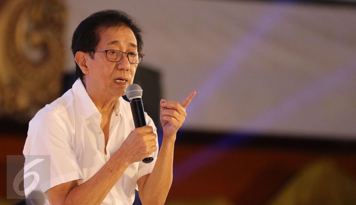 Direktur Marketing  PT Sido Muncul Irwan Hidayat mengajak para peserta agar tidak takut memulai usaha sebagai modal untuk menjadi pebisnis dalam acara EMTEK Goes to Campus (EGTC) 2017 di Universitas Negeri Malang, Kamis (4/5). (Liputan6.com/Helmi Afandi)