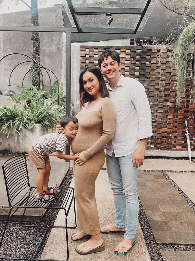 6 Potret Andrew Andika Umumkan Sang Istri Hamil Anak Kedua, Penuh Bahagia