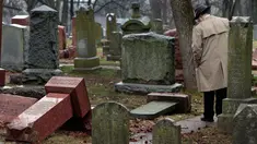  Warga melihat batu nisan Yahudi yang rusak usai serangan vandalisme di Chesed Shel Emeth Cemetery di University City, St Louis, Missouri, (21/2). Setidaknya lebih dari 100 batu nisan rusak di pekuburan itu. (Robert Cohen /St. Louis Post-Dispatch via AP)