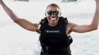 Obama menyempatkan diri mencoba olahraga kite surfing di salah satu pulau pribadi milik Richard Branson, pendiri grup perusahaan Virgin.