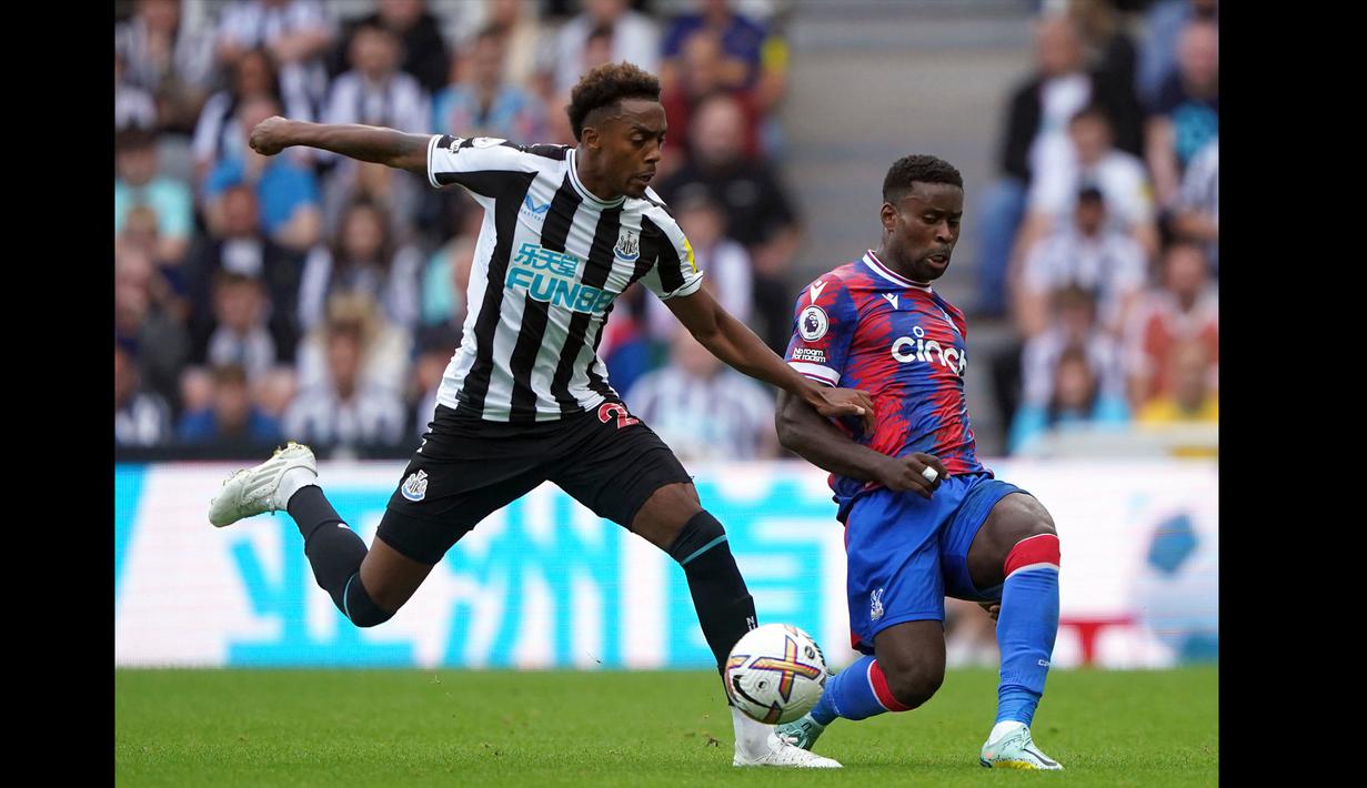 Keputusan kontroversial juga terjadi di Stadion St. James' Park saat Newcastle United bertemu Crystal Palace. Gol bunuh diri Tyrick Mitchell dianulir wasit karena Joe Willock dianggap melanggar kiper Vicente Guaita terlebih dulu. (AP via PA/Owen Humphreys)