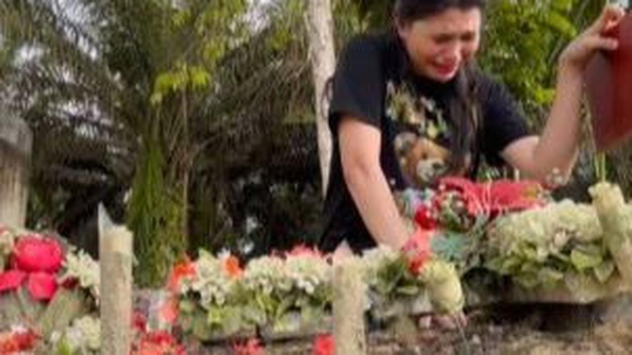 Vera membagikan momen saat dirinya mengunjungi makam sang kekasih hati, Brigadir J. Kunjungannya tersebut juga bertepatan dengan peritangan 1 tahun kepergian Brigadir J.