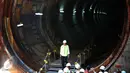 Presiden Joko Widodo atau Jokowi saat meninjau penyelesaian pengerjaan terowongan bawah tanah  Mass Rapid Transit (MRT) di kawasan Setiabudi, Jakarta, Kamis (22/2). (Liputan6.com/Angga Yuniar)