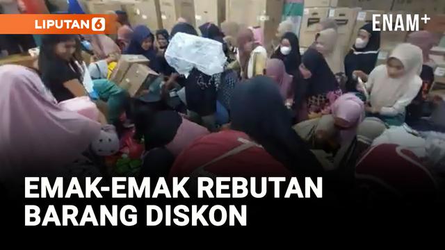 REBUTAN BARANG DISKON 80 PERSEN, EMAK-MAK DI POLMAN JATUH TERINJAK-INJAK