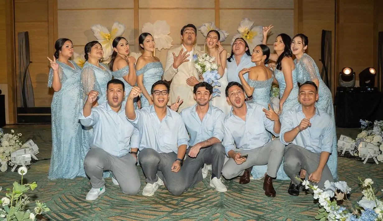 Usai sah jadi suami istri, begini momen seru kebersamaan Mikha Tambayong dan Deva Mahenra bareng bridesmaids dan groomsmen di pelaminan. Kebahagiaan yang dirasakan pasangan yang sudah menjalin hubungan pacaran 2 tahun itu juga dirasakan oleh para bridesmaids dan groomsmen. Selain Syifa Hadju dan Taskya Namya yang merupakan rekan artis Mikha, juga terlihat hadir Reza Rahadian. (Liputan6.com/IG/@miktambayong)