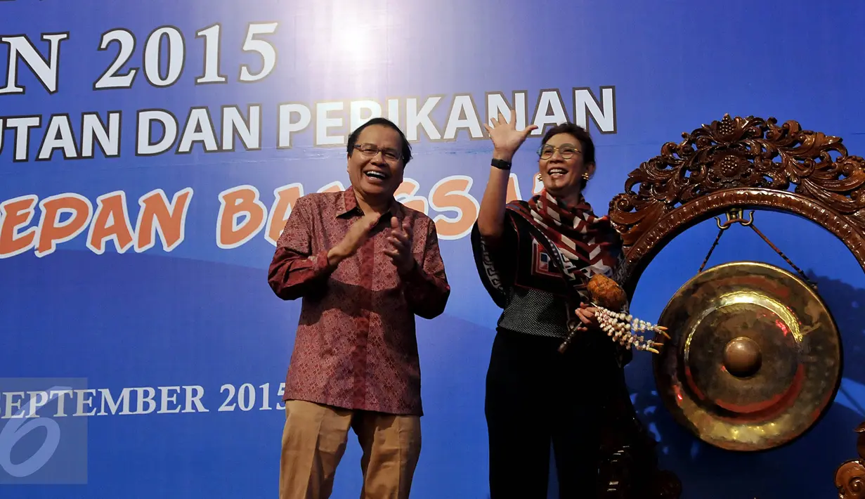 Menteri Kelautan dan Perikanan Susi Pudjiastuti didampingi Menko Maritim dan Sumber Daya Rizal Ramli dalam Rapat Koordinasi Nasional Tahun 2015 Kementerian Kelautan dan Perikanan (KKP) di Jakarta, Kamis (10/9). (Liputan6.com/Johan Tallo)