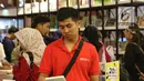Pengunjung melihat-lihat buku pada gelaran Indonesia International Book Faor 2018 di Jakarta Convention Center, Minggu (16/9). Selain itu, pihak panitia juga menggelar beberapa peluncuran dan bedah buku. (Liputan6.com/Helmi Fithriansyah)