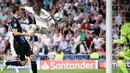 Pemain Real Madrid Sergio Ramos mencetak gol ke gawang Club Brugge pada laga Liga Champions di Stadion Santiago Bernabeu, Madrid, Spanyol, Selasa (1/10/2019). Pertandingan berakhir 2-2. (AP Photo/Manu Fernandez)