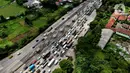 <p>Pantauan udara kemacetan di gerbang masuk tol Cikupa, Tangerang, Banten, Kamis (28/4/2022). Memasuki H-4 Hari Raya Idulfitri 1443 H atau Lebaran 2022, kendaraan pemudik dengan menggunakan kendaraan pribadi mengular di pintu tol Cikupa arah Merak. Kemacetan terjadi kurang lebih hingga dua km meter. (Liputan6.com/Angga Yuniar)</p>
<p> </p>