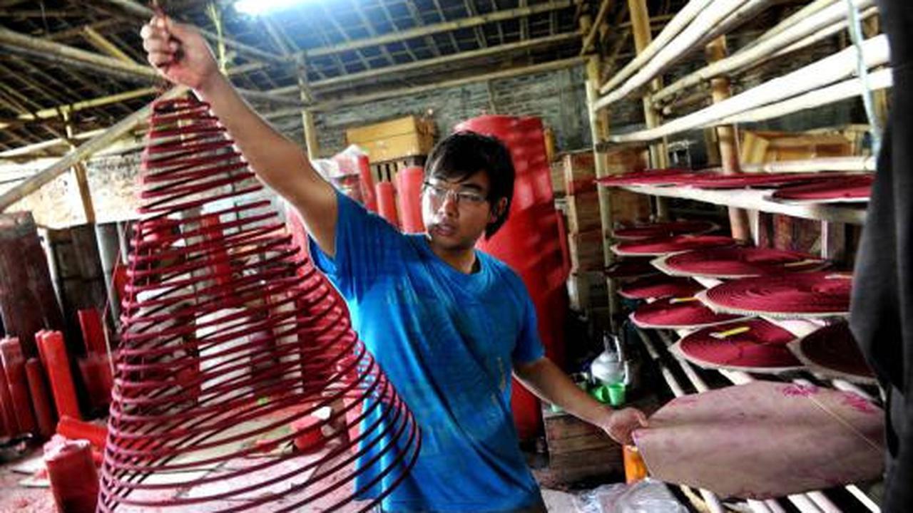 Menyambut Imlek, perajin lilin &amp; hio kebanjiran order