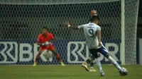 Pemain Persib Bandung, Wander Luiz menendang bola dibayangi pemain Persikabo 1973, Shumeiko Veniamin dalam laga pekan ke-5 BRI Liga 1 2021/2022 di Stadion Wibawa Mukti, Cikarang, Senin (27/9/2021). Kedua tim bermain imbang 0-0. (Bola.com/Ikhwan Yanuar)