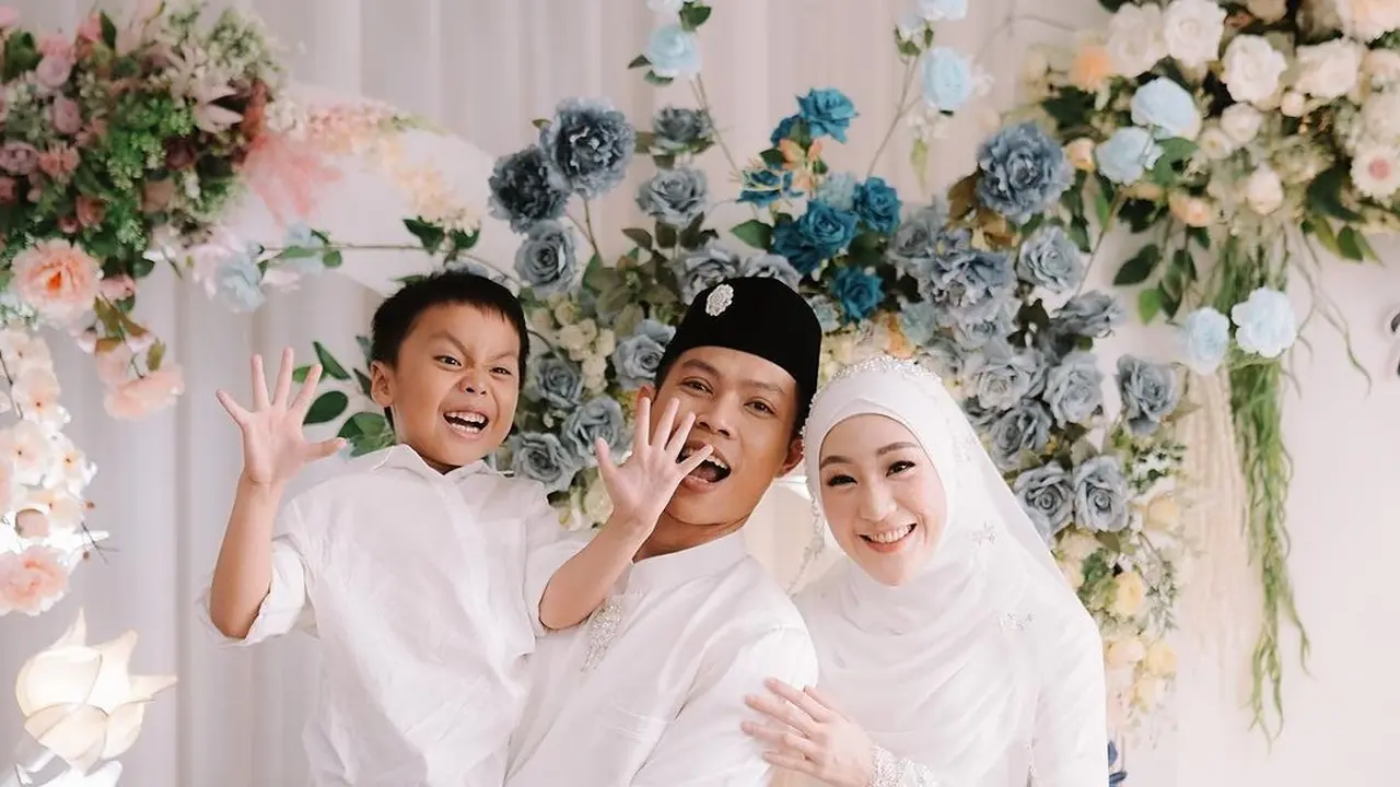 6 Potret Bahagia Larissa Chou dan Ikram Rosadi Pamer Cincin dan Buku Nikah Usai Akad