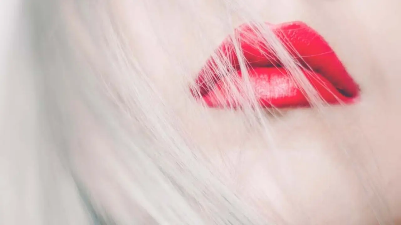 Makeup Korea dengan Sentuhan Burgundy Red Lipstik